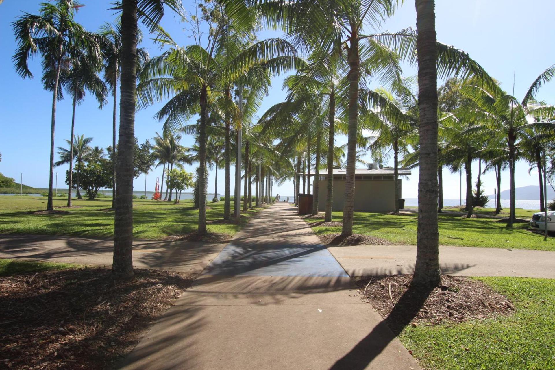 City Centre Apartment With Mountain And Pool Views Cairns Exterior photo